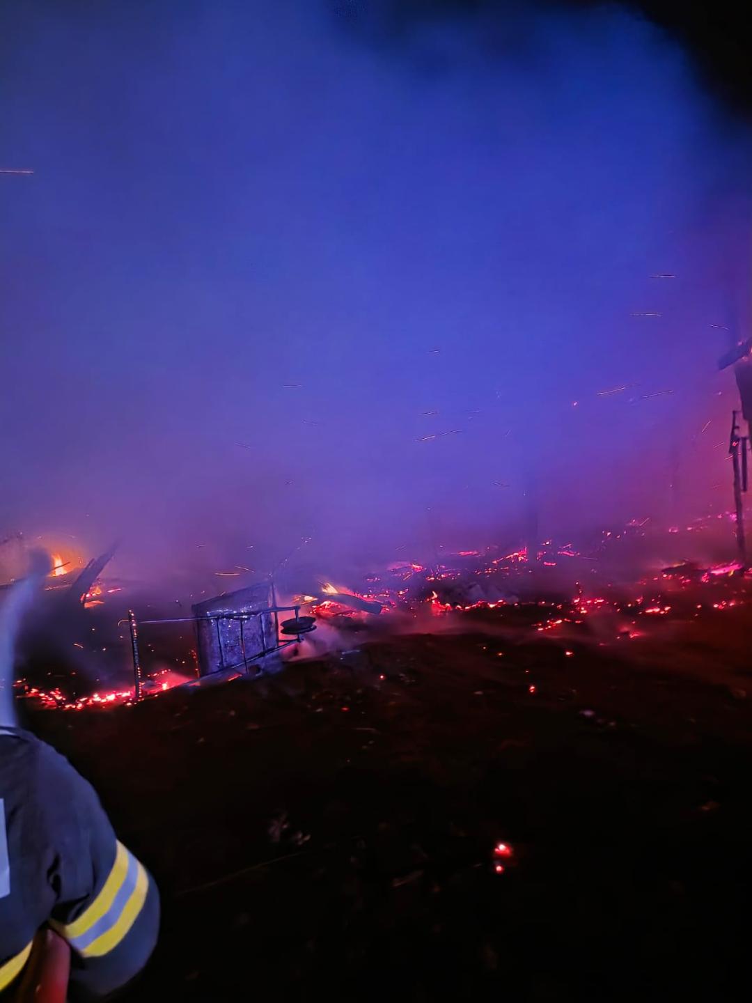 Incendiu de vegetație uscată și baloți de paie, în apropierea localității Chișineu-Criș