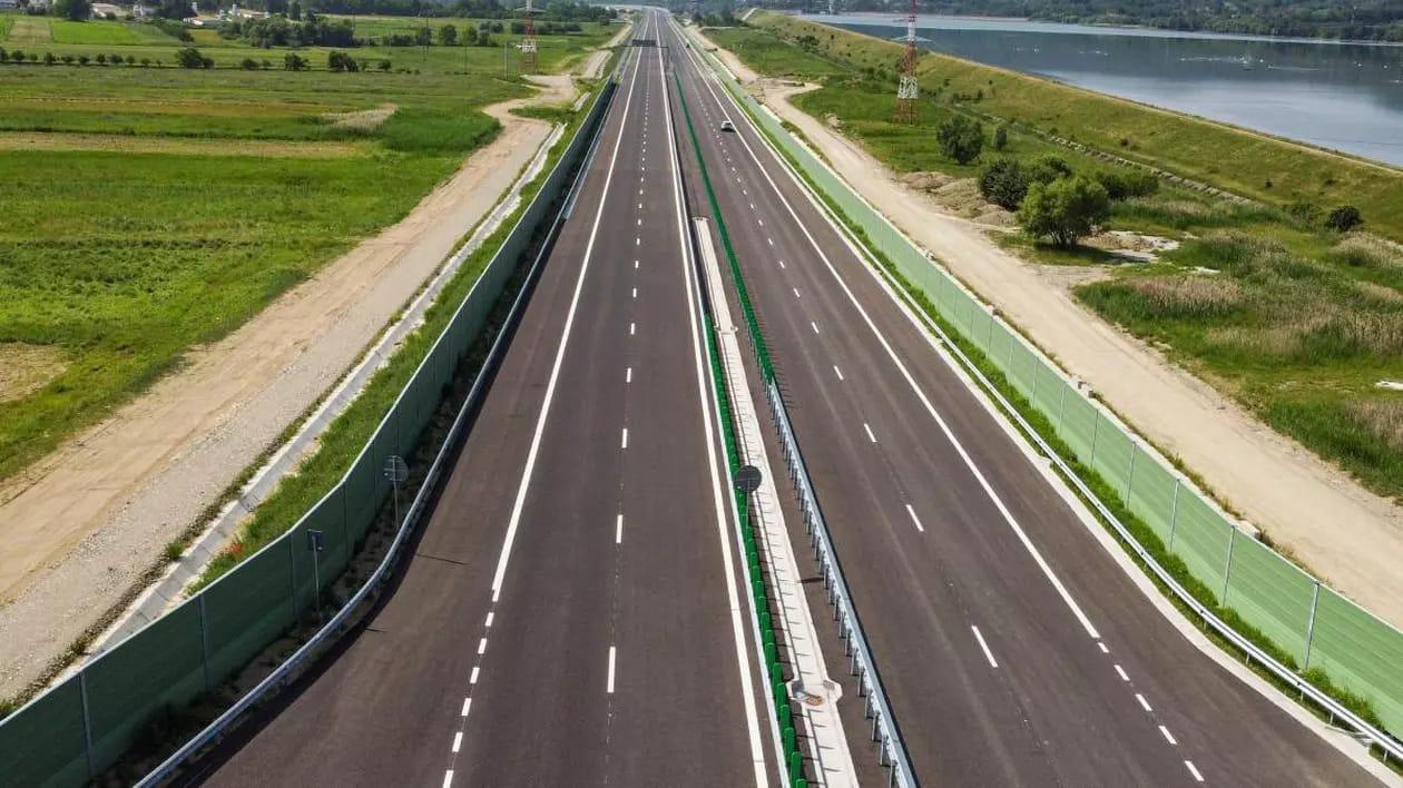 Traficul de mare tonaj (peste 7,5 tone) pe drumurile județene din Arad este interzis în perioada codurilor de canicula portocaliu și roșu, în intervalul orar 12-20.