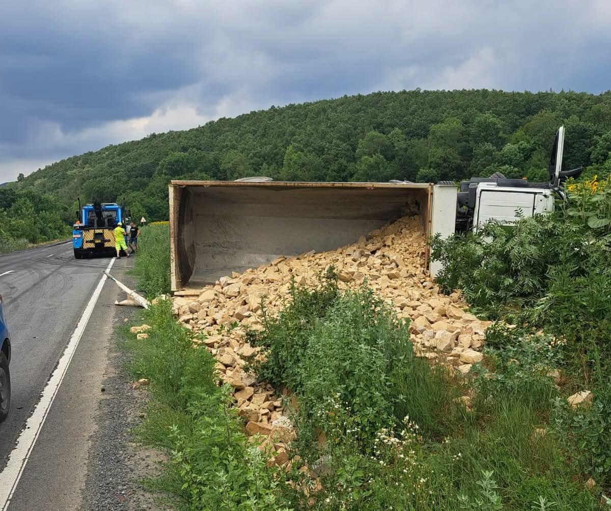 Trafic reluat parțial pe DN 7, la Milova, după un accident provocat de dejecții animale căzute pe carosabil