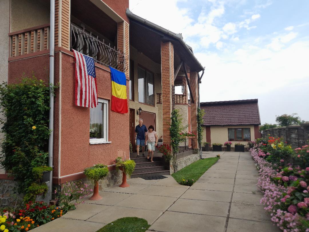 A venit în România pentru o tabără și a rămas pentru o viață. Povestea americanului care spune, după 34 de ani: „În suflet sunt român”