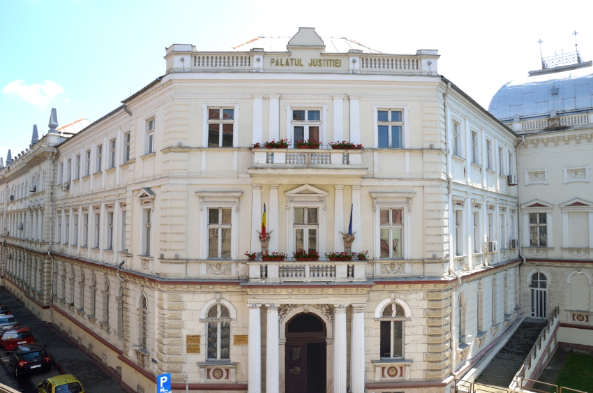 Cinci bărbați arestați preventiv într-un dosar de viol și lipsire de libertate. Victima ar fi fost agresată ore în șir într-o locuință din Pilu