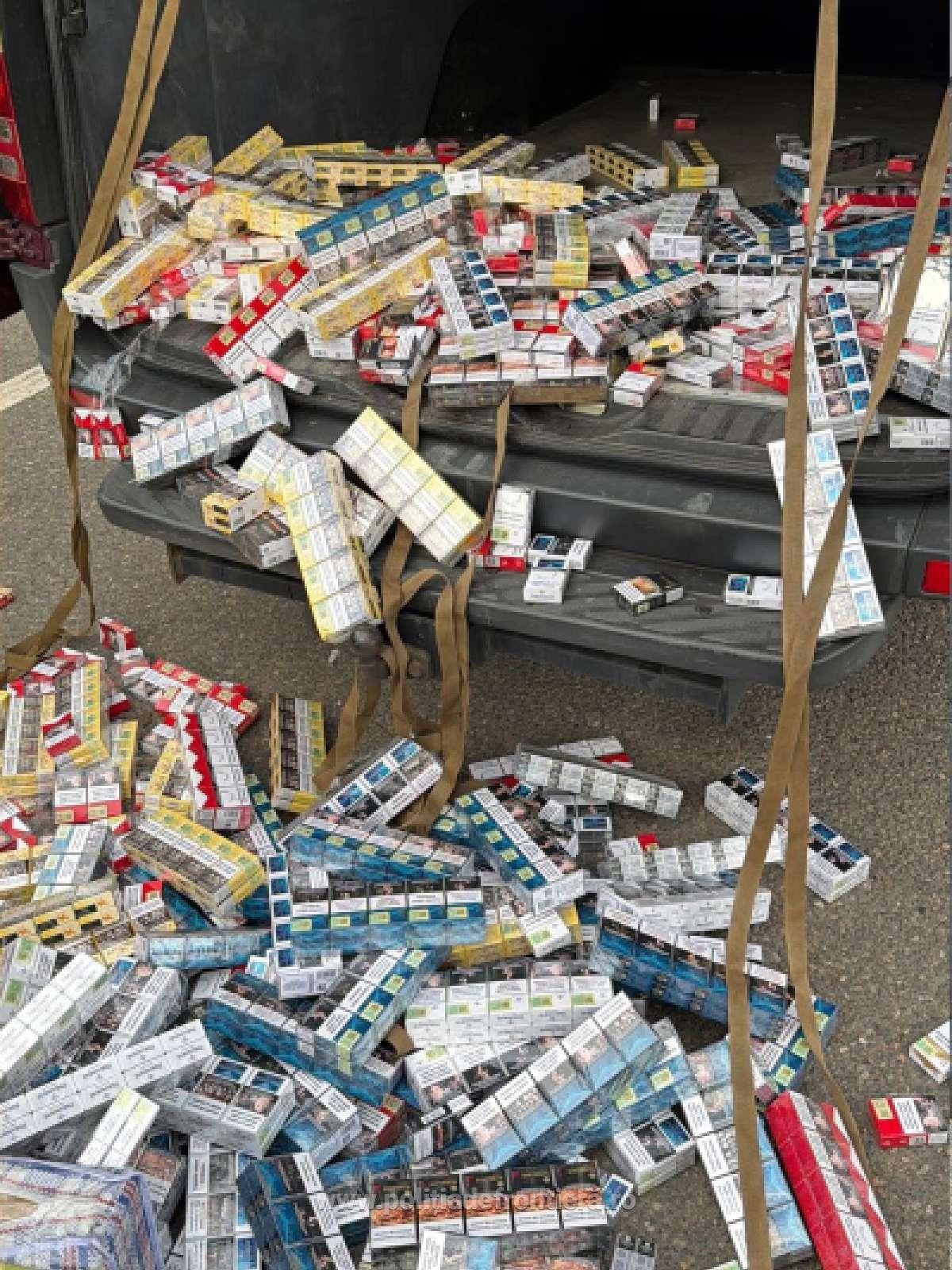 Imagine galerie Țigări de peste 88.000 de lei, ascunse în plafonul și pereții unui microbuz, descoperite la Nădlac