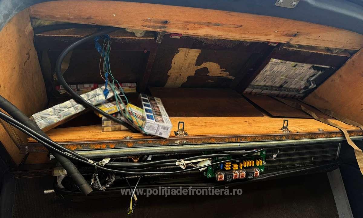 Imagine galerie Țigări de peste 88.000 de lei, ascunse în plafonul și pereții unui microbuz, descoperite la Nădlac