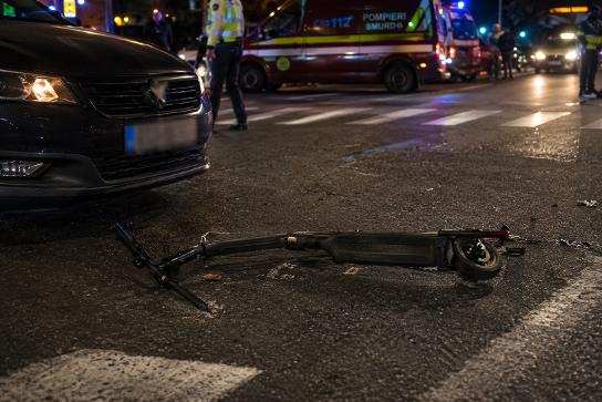 Accident cu o trotinetă electrică neînmatriculată, la Arad. Conducătorul nu avea permis
