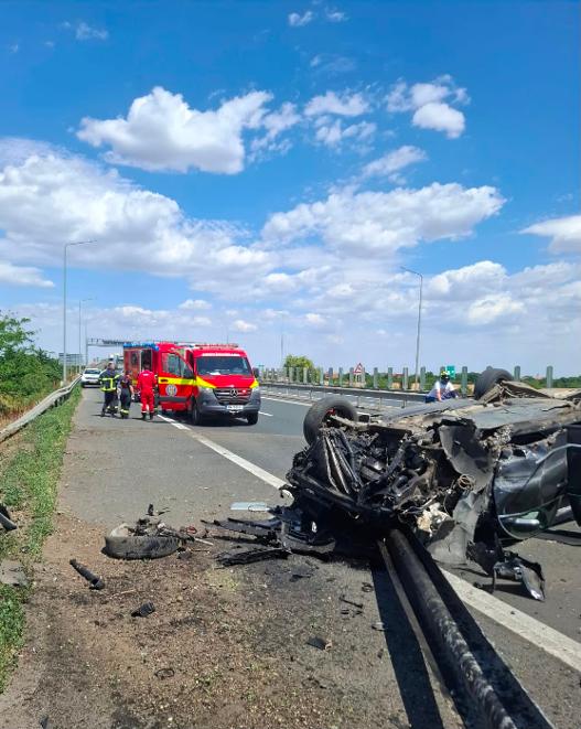 Update :Femeie de aproximativ 30 de ani, rănită și încarcerată într-un accident rutier. Victima a fost transportată la spital