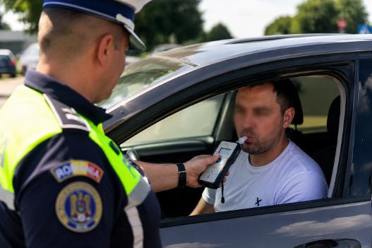 Șofer prins cu mașină furată, permis anulat și alcoolemie uriașă. Alți doi conducători auto, cercetați pentru conducere sub influența alcoolului