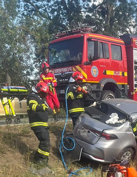 Update -Trei persoane au ajuns la spital în urma unui accident rutier. Două victime au fost încarcerate