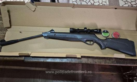 Armă cu aer comprimat și 1.000 de alice, descoperite la PTF Nădlac