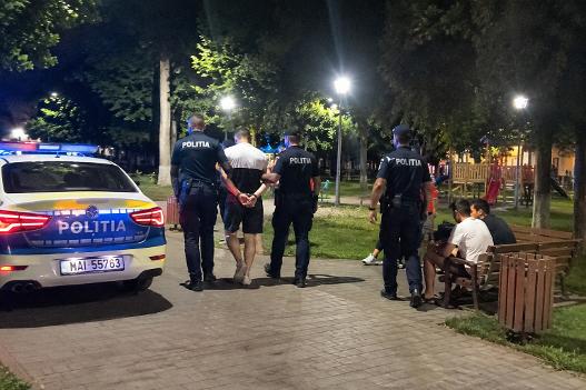 Scandal într-un parc din Sântana: doi părinți, reținuți după ce ar fi agresat doi adolescenți