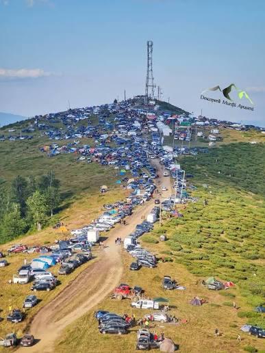 Târgul de Fete de pe Muntele Găina are loc în acest weekend. Autoritățile recomandă accesul doar cu vehicule 4x4
