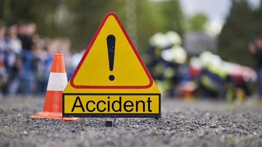 Accident rutier în apropierea localității Sântana. Pompierii intervin pentru salvarea unei posibile victime încarcerate