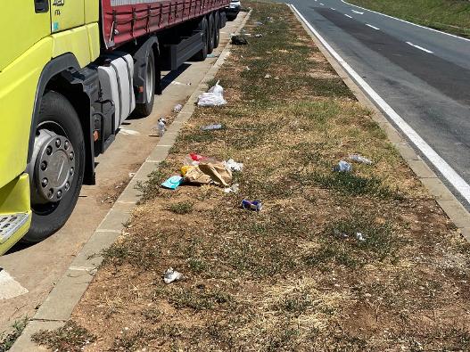 Când coșul de gunoi e prea departe! Unii șoferi aleg să lase totul în vamă