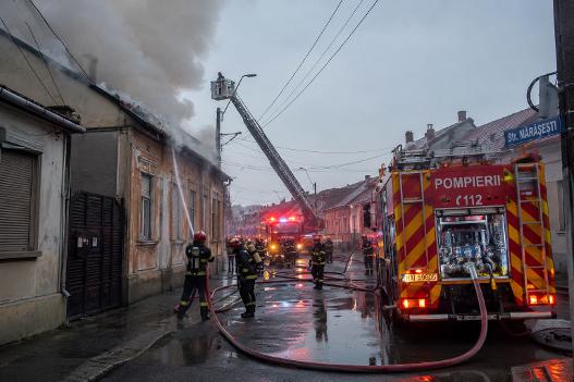 Incendiu la o locuință de pe strada Mărășești din Arad. Pompierii intervin cu mai multe echipaje