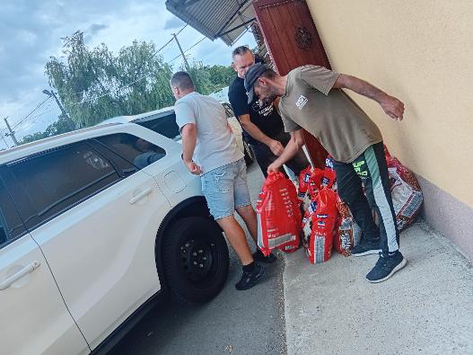 PET-urile colectate prin munca în folosul comunității, transformate în hrană pentru câinii din Adăpostul Public Arad