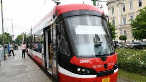 Lucrările la linia deviată de tramvai de pe Calea Radnei, finalizate cu două săptămâni înainte de termen. Traficul peste Pasajul Micălaca se reia de la 1 august