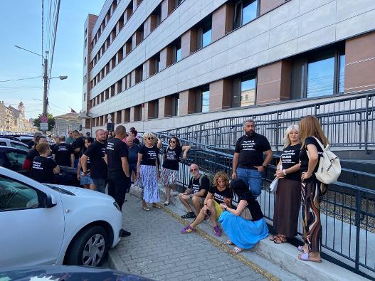 Zeci de păgubiți Kia, adunați în fața IPJ Arad. Reprezentantul Kia România, așteptat să dea explicații în ancheta mașinilor neachitate