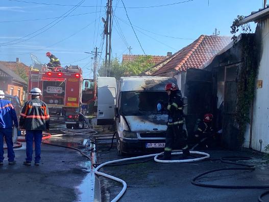 Incendiu la două garaje în municipiul Arad. Două persoane au suferit arsuri