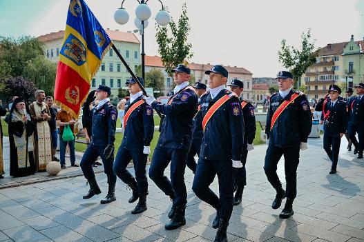 90 de ani în prima linie: pompierii din Arad și-au sărbătorit ziua în Piața Catedralei