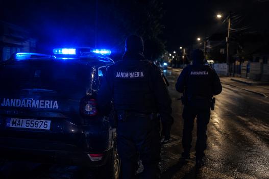 Bărbat prins de jandarmii arădeni cu produse vegetale suspecte și un grinder VIDEO