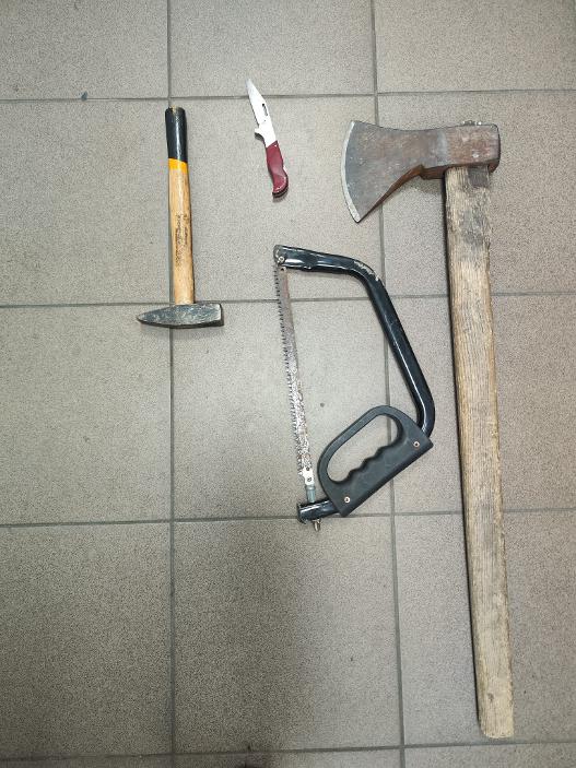 Imagine galerie Scene tensionate în Piața Catedralei din Arad! Bărbat prins cu un topor și alte obiecte periculoase la un eveniment public